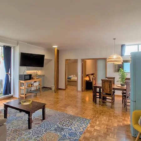 Republica Square By Hosts Apartman *