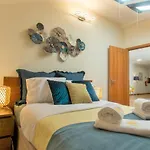 Republica Square By Hosts